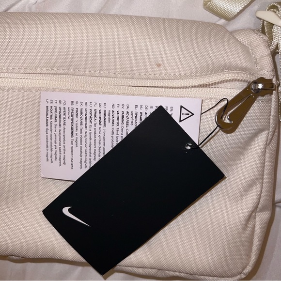 Nike Sportswear Futura 365 Crossbody Bag - Picture 5 of 8